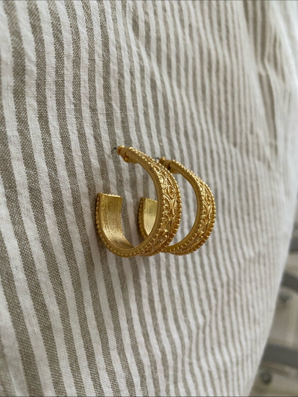 Vintage 90’s Intricate Gold Filigree Cuff Hoop Earrings - Picture 2 of 7